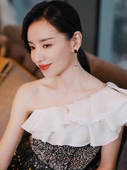 女生脸上有哪些特征说明耐看,一个女生脸细腻意味着什么