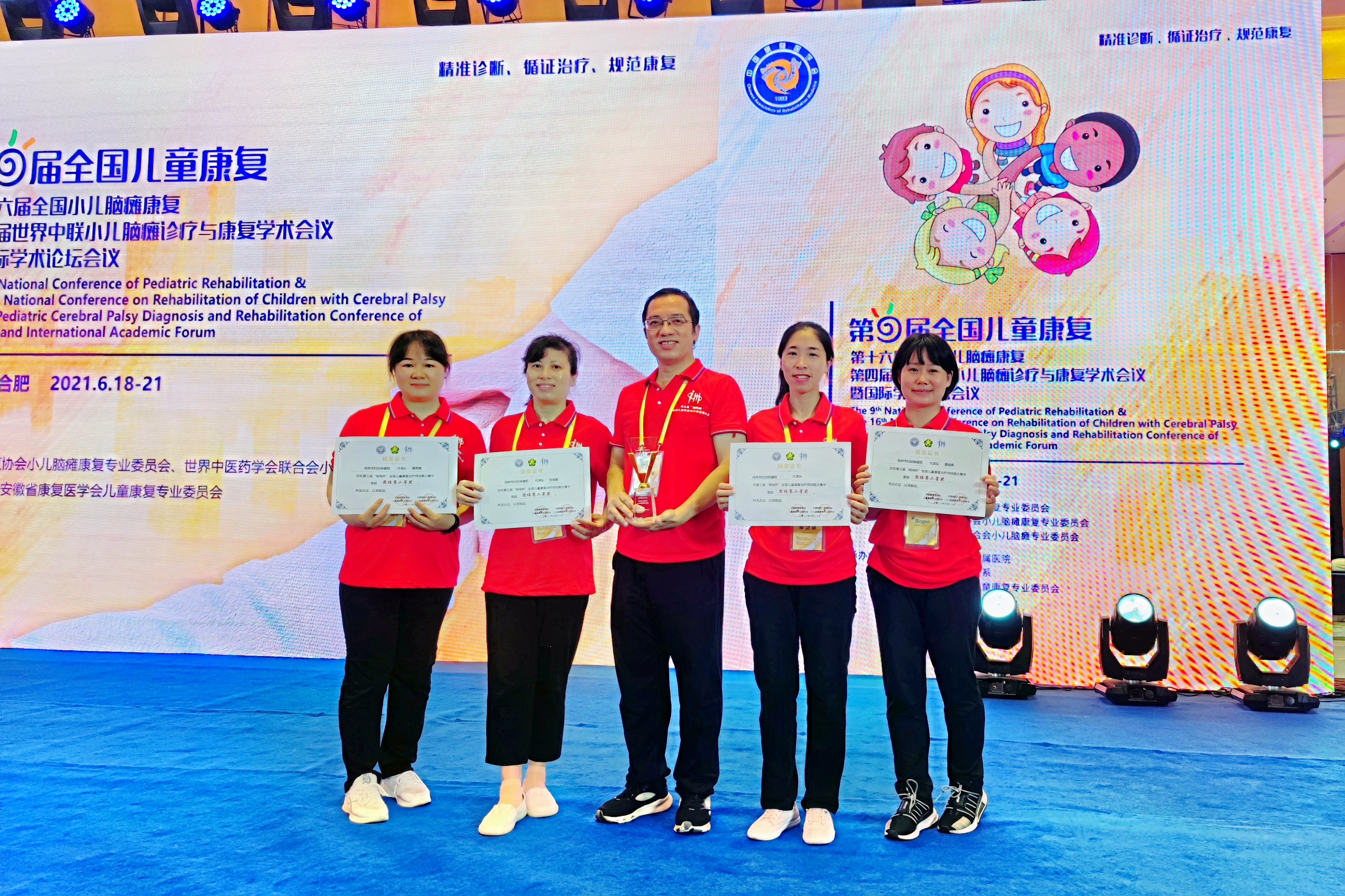 尽心尽力为患儿消解苦痛，他给这些家庭带来希望