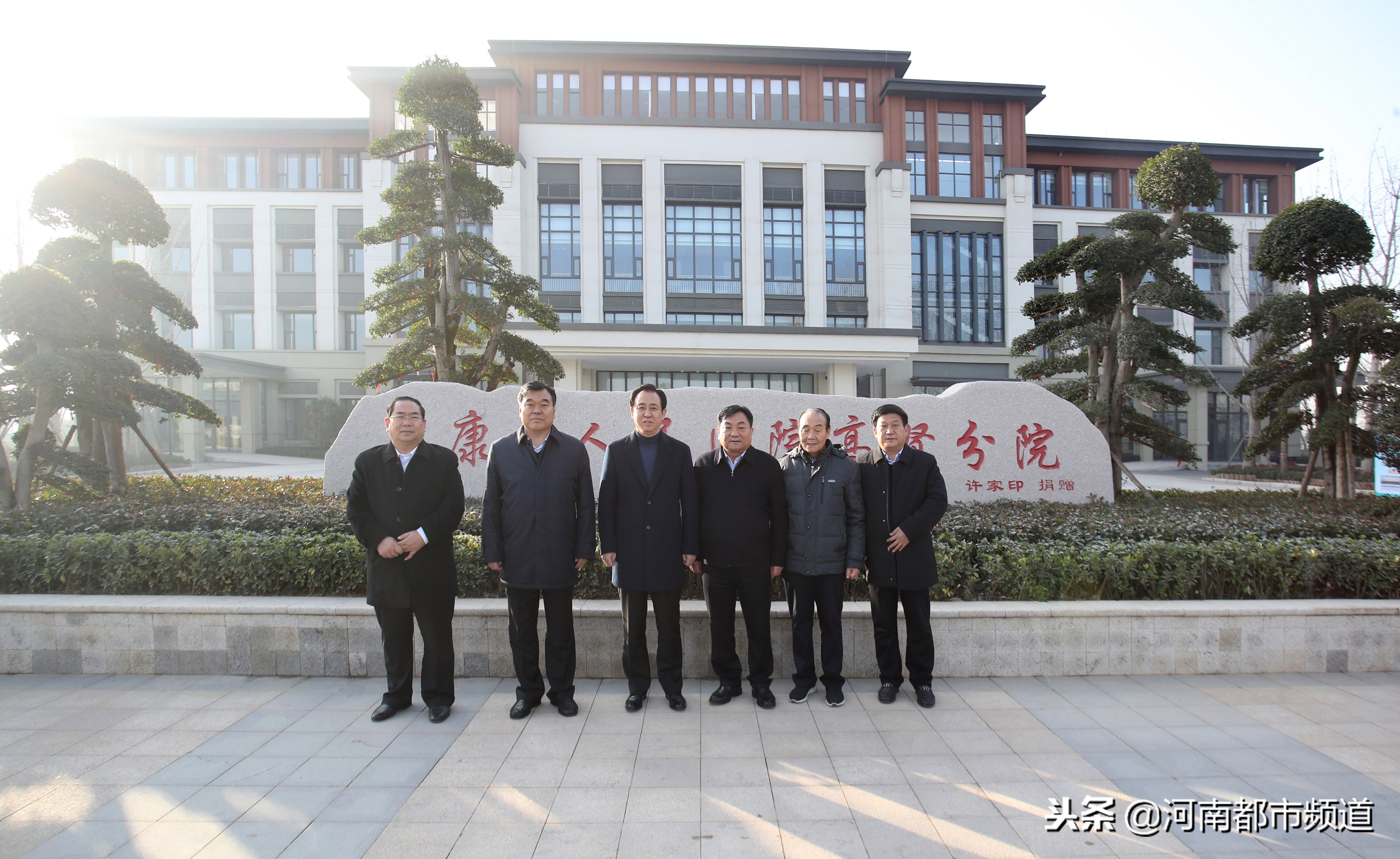 许家印回乡报师恩完整版,许家印的师恩