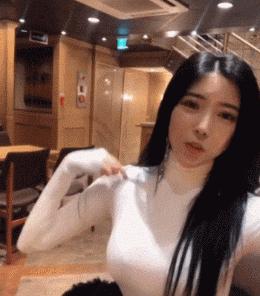 这只鹦鹉一直以为他是一只猴，所以每天都在重复做这个动作