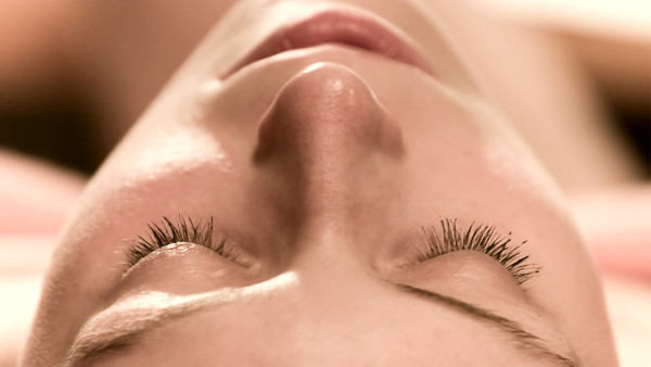 闭口粉刺皮肤管理如何改善,美容院治疗闭口粉刺的方法