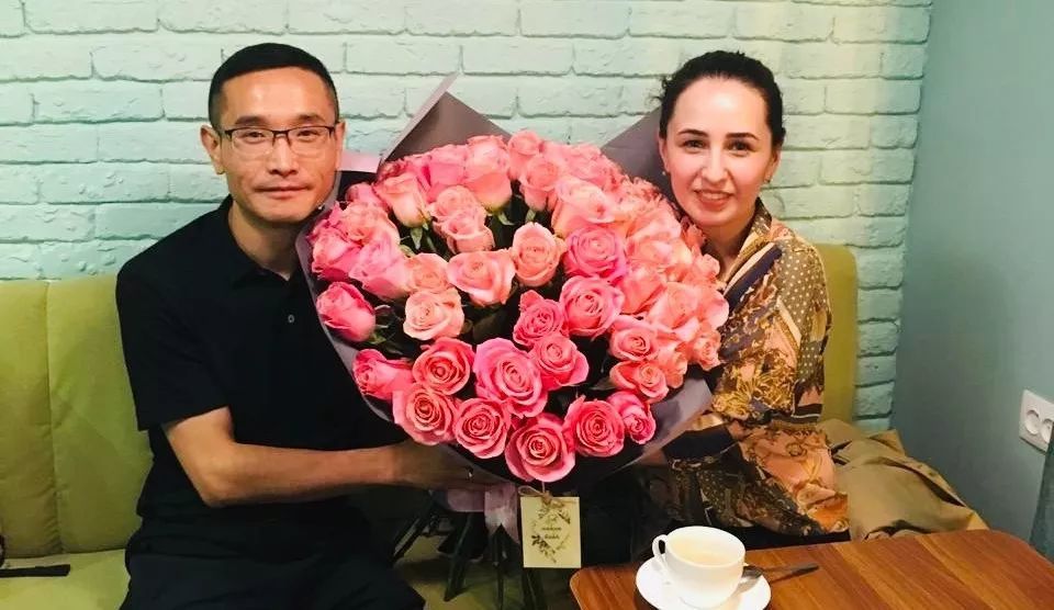 哈萨克斯坦美女爱上中国小伙，在恋爱中抓住跨国商机，他们赚大了