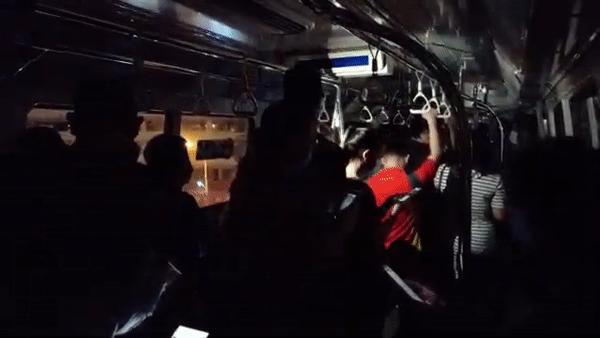 一大波视频+动图，带你感受地铁大瘫痪后的新加坡人人从从从众