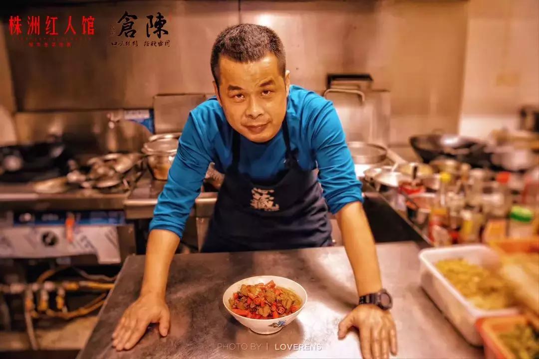 无言的年轮,嘴角的油渍,忆不尽的是陈旧时光。