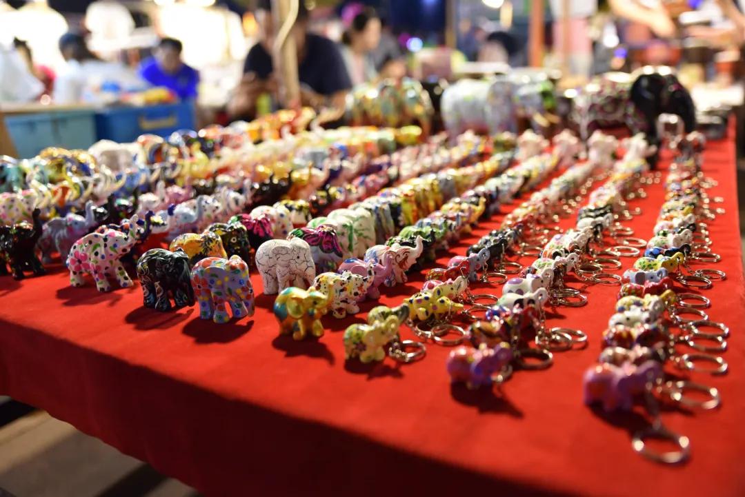 西双版纳告庄西双景星光夜市，为什么那么多人喜欢她？