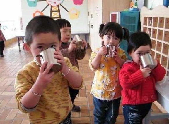 让孩子独立的正确方法,过早让孩子独立的后果