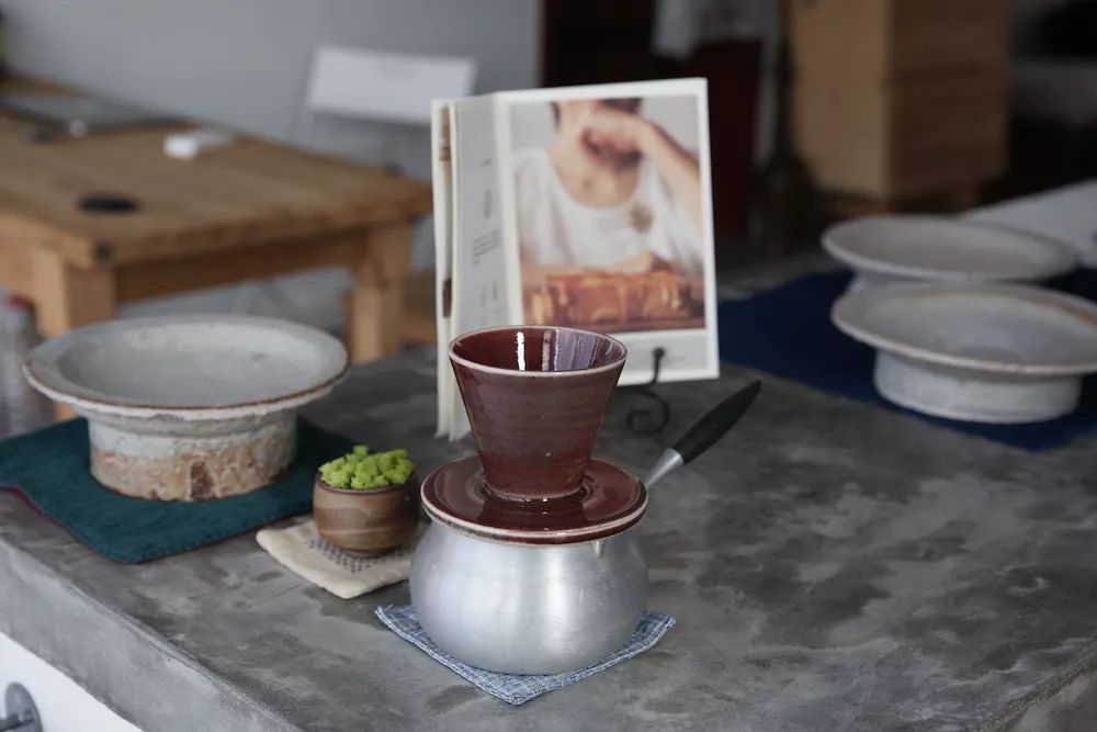 用水泥砌橱柜,用粘土做迷你橱柜