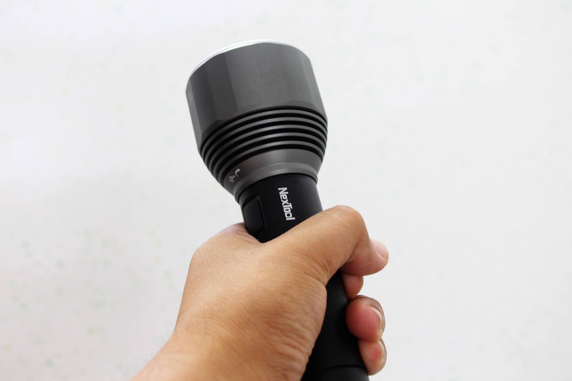 2000流明高亮手电在手,户外横扫黑暗:纳拓户外强光手电筒体验