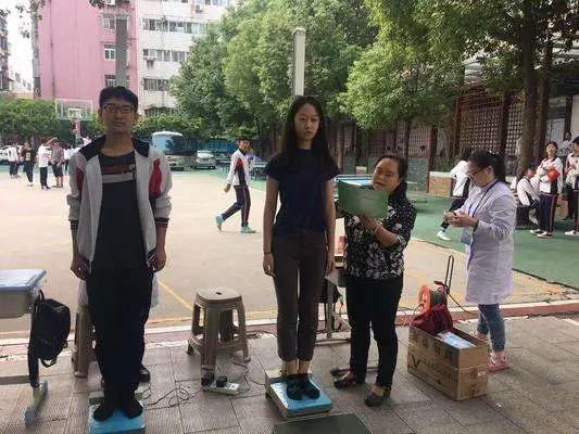 龙凤胎姐弟吃钙片,龙凤胎兄妹发育差距大