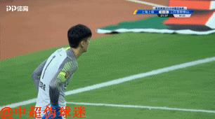 又浇水过多？国足门神足协杯罕见脱手，不止一次被自家草地坑了