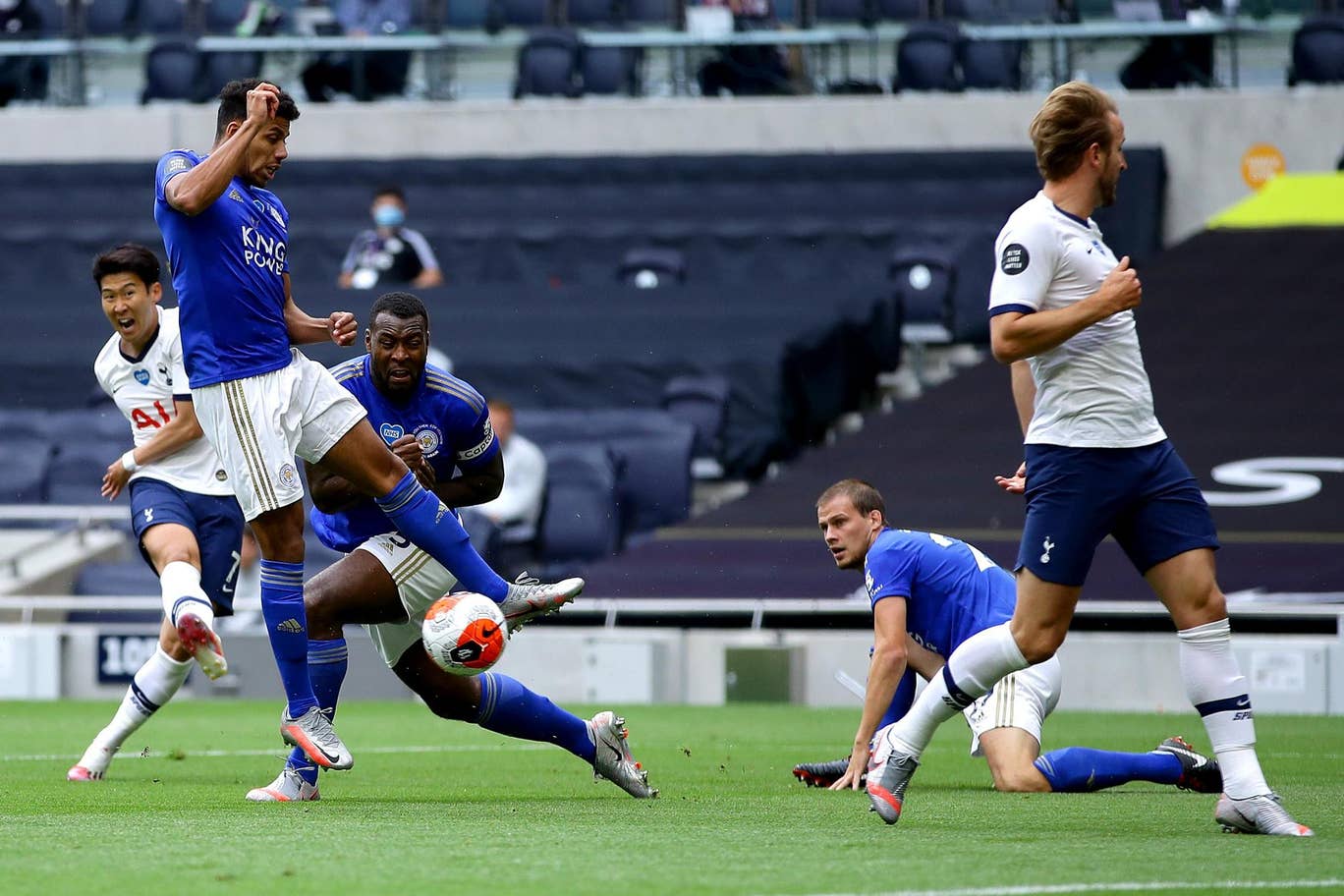 曼联3:2阿森纳全场录像,穆帅带领曼联三冠王回顾