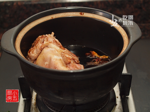 60岁做餐饮生意老板,60年秘制卤味