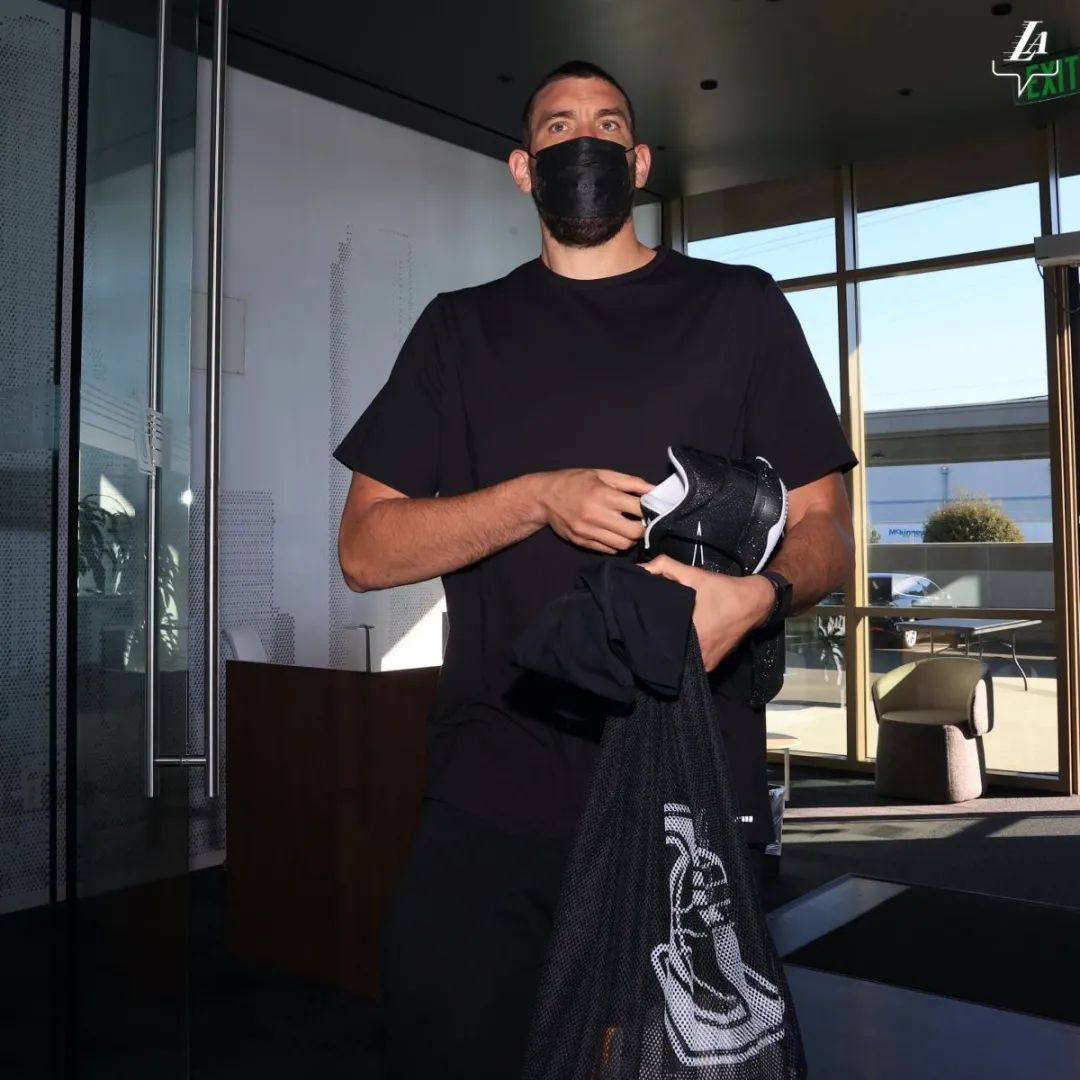 詹姆斯再创新纪录绝杀勇士,詹姆斯晒生涯首秀照