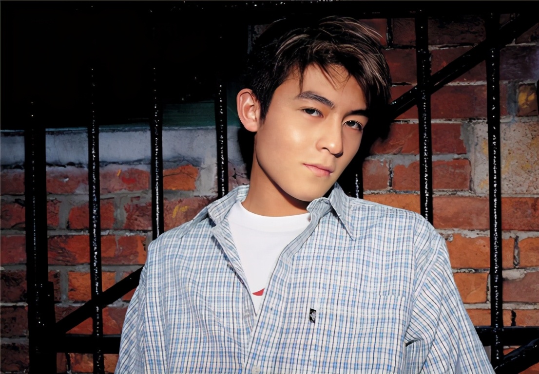 陈冠希晒一家三口温馨合照 (网曝陈冠希夫妇同框照)