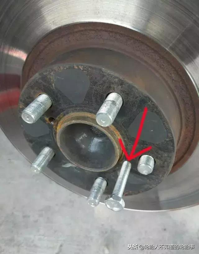 轮胎螺丝为什么会脱落,汽车轮胎螺丝老是断怎么回事