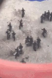 “如果这群女混混*攻围**我,我会舌战群儒!”你会怎样脱困?