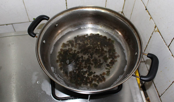 这种稻田里的“黑珍珠”，营养美味，被赞为“土燕窝”，女人多吃