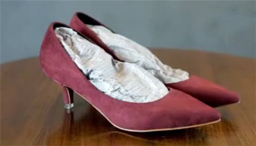 高跟鞋磨脚教你一招解决,高跟鞋磨脚面处理小妙招