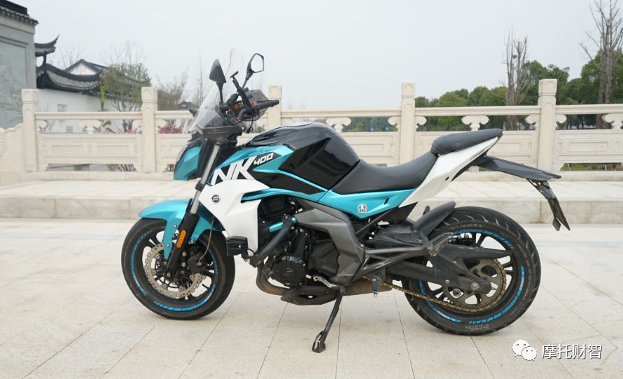 400排量颜值担当,春风400nk和ktm250duke哪个好