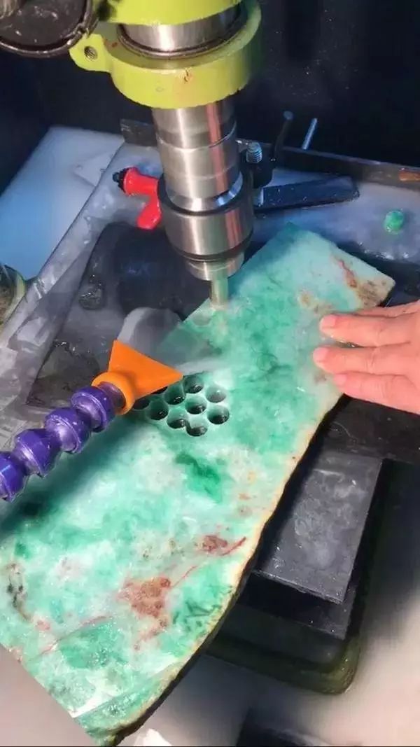 赌石切出一亿紫金石后众人傻眼,200块的赌石切出五彩翡翠