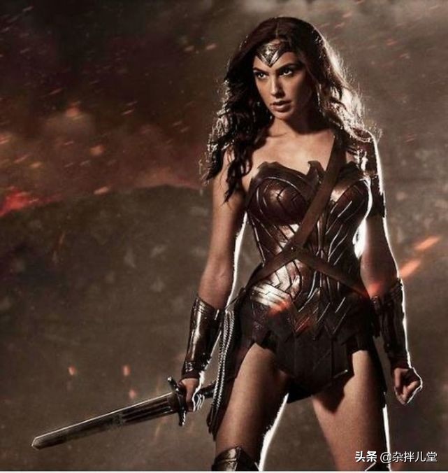 成年人试穿优衣库童装引争议,优衣库试穿童装