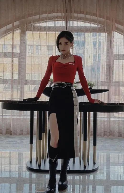 赵粤正面时尚照,赵粤穿长靴