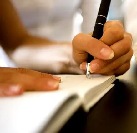 孩子左撇子要不要纠正？不当方式会带来伤害，左撇子的优势明显