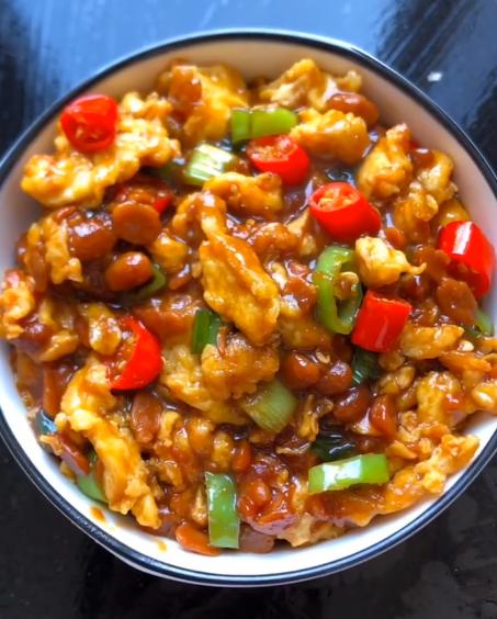 3个鸡蛋2勺豆瓣酱，教你做农村蛋炒酱！全家人都爱吃