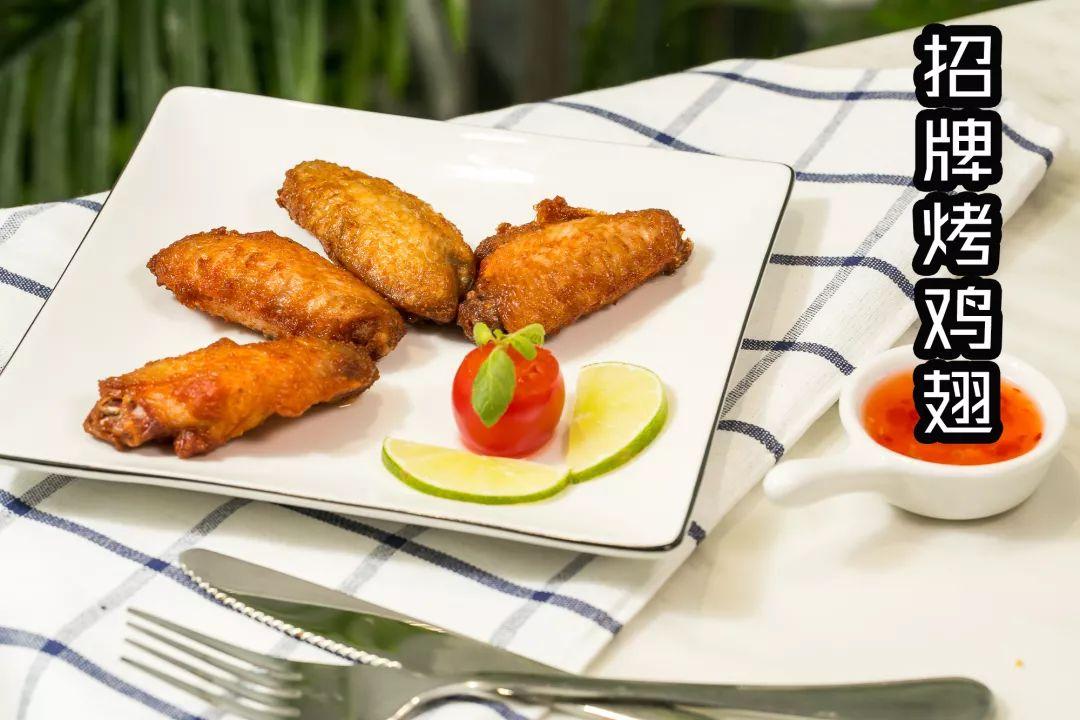 双色的双层小店，晚上有满天星星，呆足一天也不够