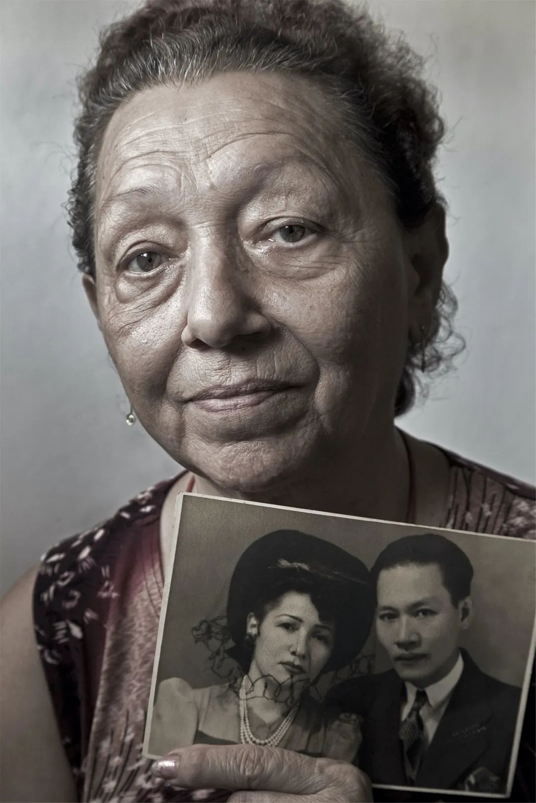 53年来，他一直在国外跟拍底层华人：他们都算不上活着