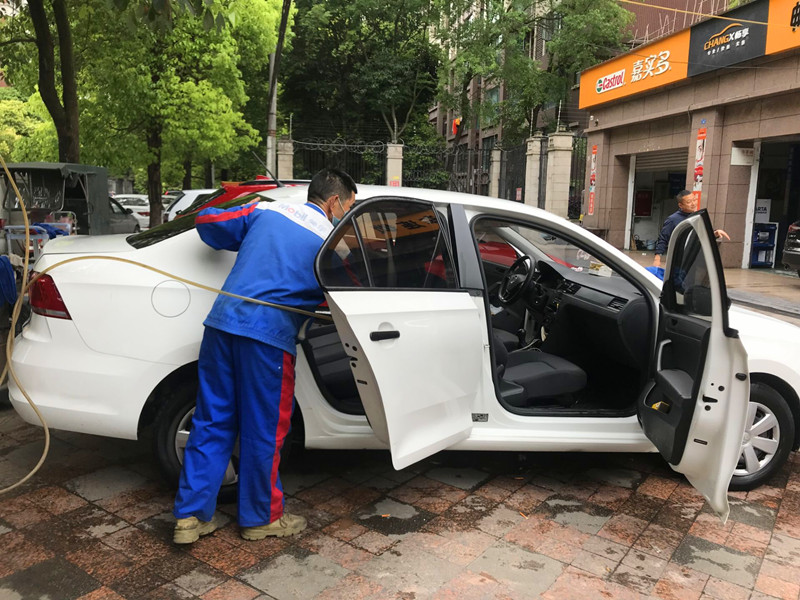 给我的小骐达换上新的坐垫,大众桑塔纳后排坐垫怎么安装