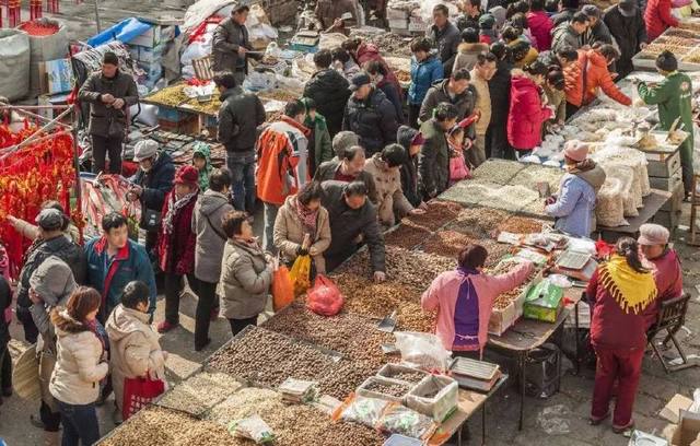 小时候的年夜饭，我们每家每户要吃猪蹄，你们那边的年夜饭呢？