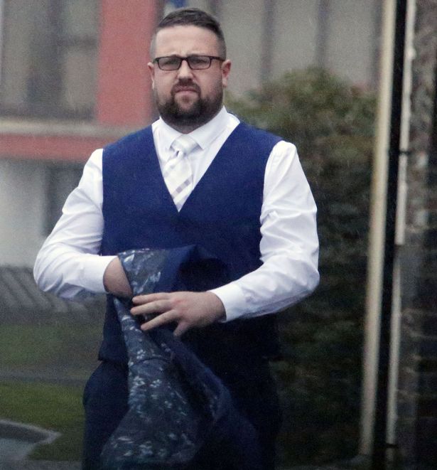 英国新娘遭伴郎暴打,英国新娘婚礼玩棒球误伤新郎