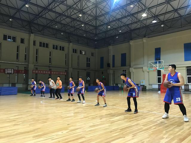 小学体育篮球交叉步突破,高中体育课篮球三步上篮教案