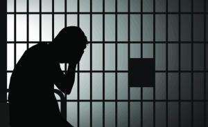 自己的车被挡住开不出来，广州一车主怒砸乱停车辆获刑半年