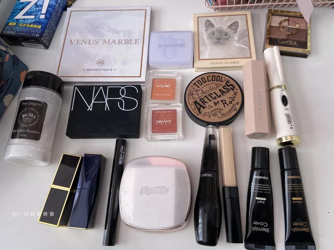 来看看闺蜜的化妆包,姐妹们的化妆包