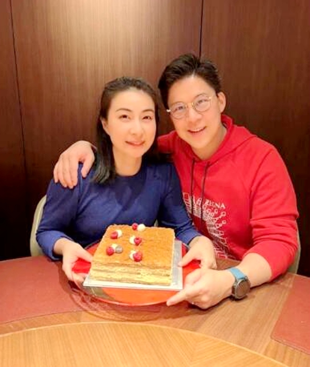 郭晶晶黑西装穿搭,郭晶晶穿蓝色裙配西装