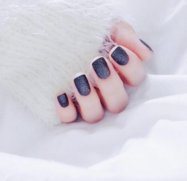 万能的亮片美甲不仅让你的指尖更出众,还会让你拥有好心情哦!