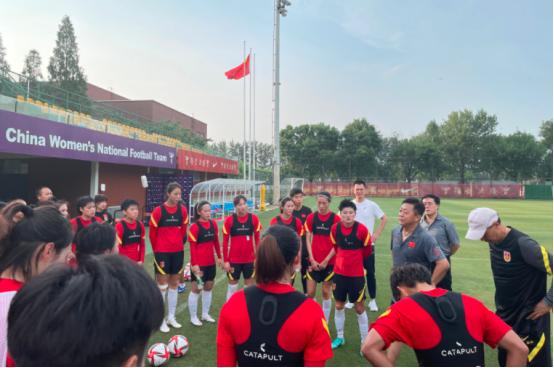 女足争议前锋晒满屋战靴，没去东京仍是谜，我行我素与女友互动