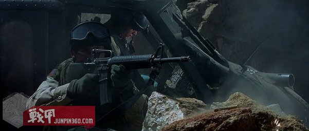 美国黑鹰战机坠落视频,十部顶级战争大片黑鹰坠落