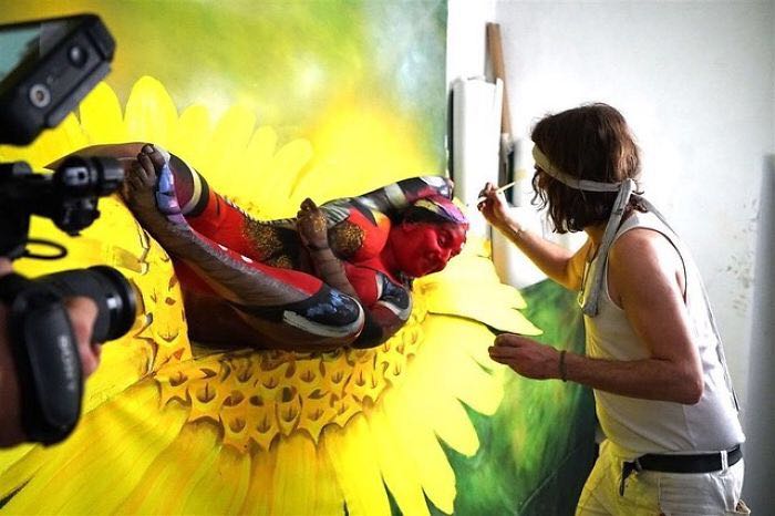 他把女人的身体画成一只蝴蝶，逼真地几乎真假难辨