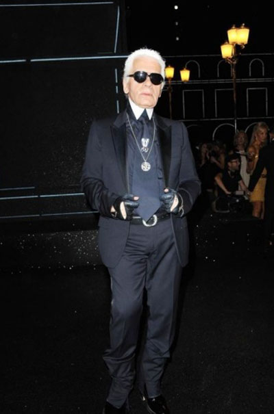 时尚界的“凯撒大帝”老佛爷去世，一个时代终结了！