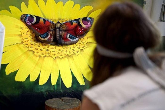 他把女人的身体画成一只蝴蝶，逼真地几乎真假难辨