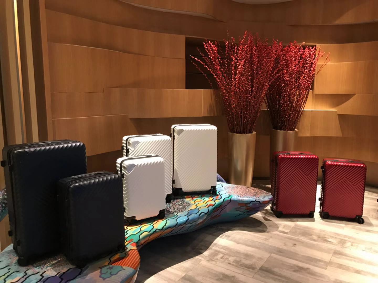 旅行箱告诉你一个秘密,旅行箱的轮子是怎么上的