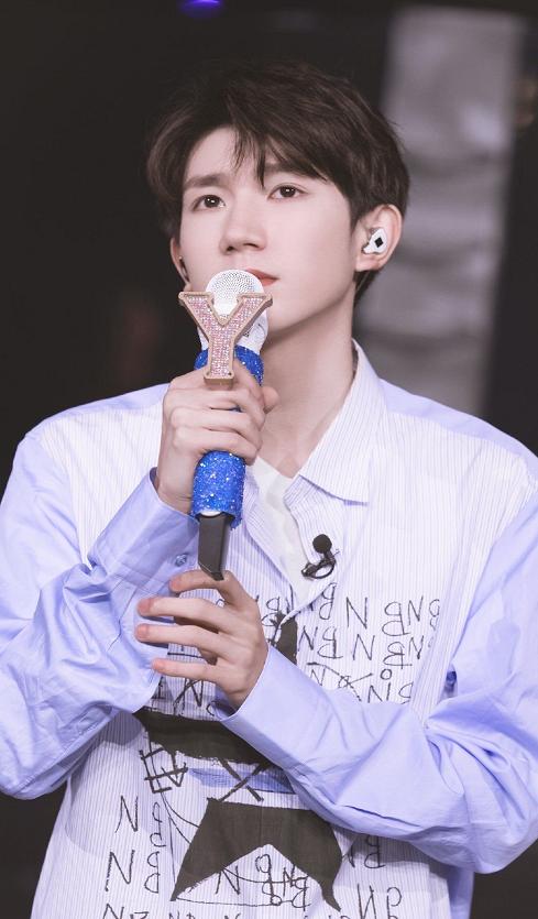 王源在台下自拍,王源躺在草地上的视频