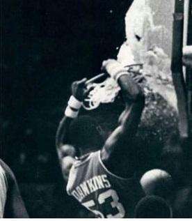 易建联巅峰时刻单手暴扣,扣碎篮板奥尼尔