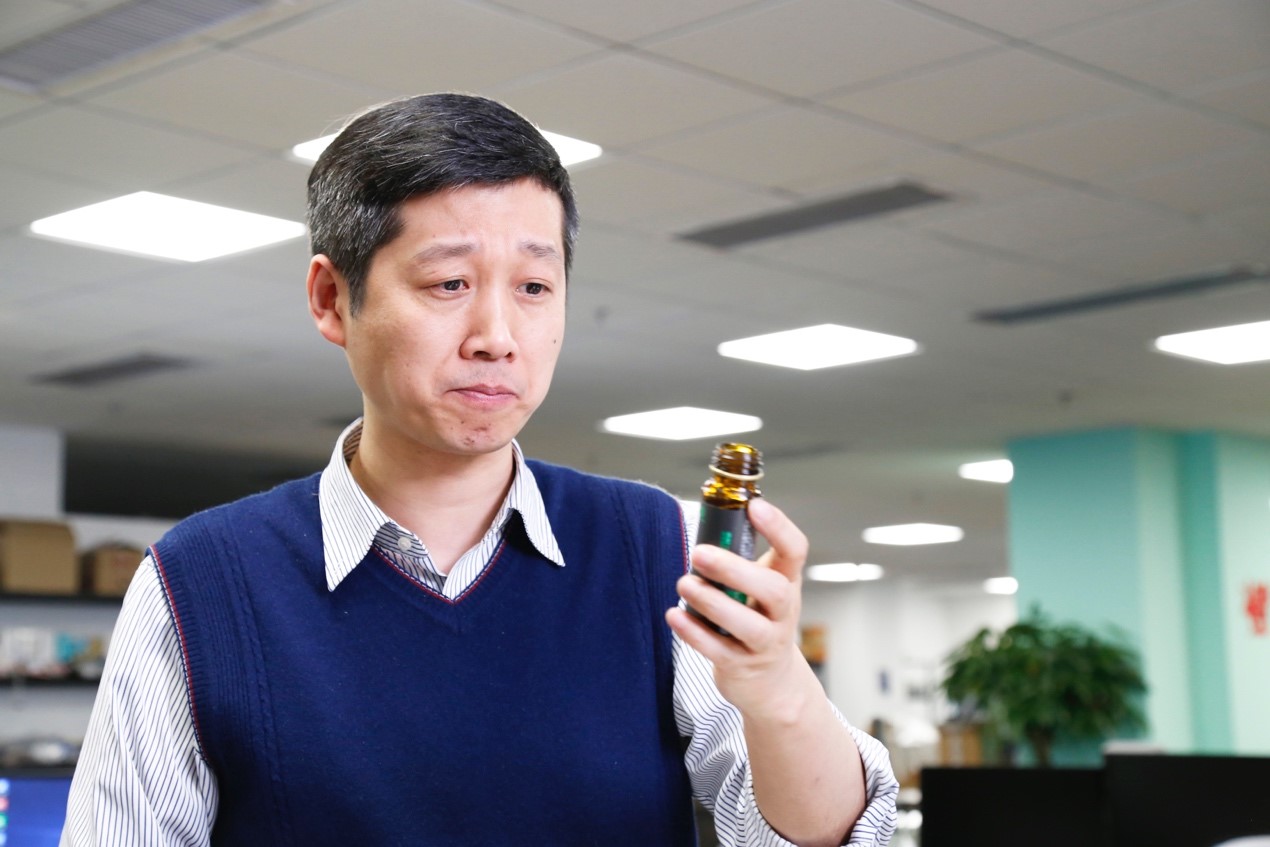 国民老爸4年死磕毒包书皮、毒跑道等假劣毒产品，曾烧光百万，推动修改行业标准