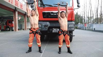 消防员训练震撼的场景,消防员基础体能训练动作大全