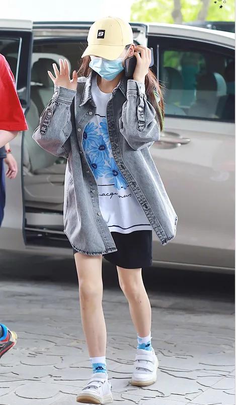 杨超越为什么要穿中袜,杨超越穿短筒袜