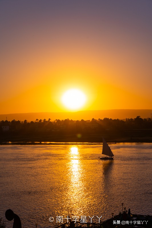 一半沙漠一半海洋图片,一半沙漠一半湖水